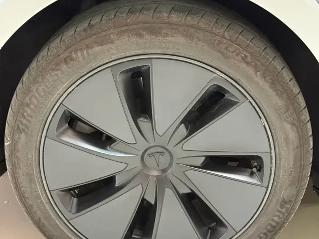 Tesla Model 3 — Фото автомобиля 10