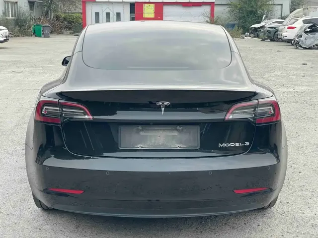 Tesla Model 3 — Фото автомобиля 4