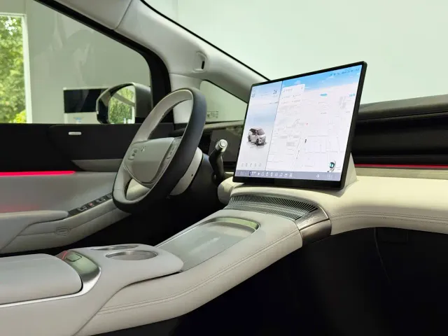 Xpeng X9 — Фото автомобиля 24