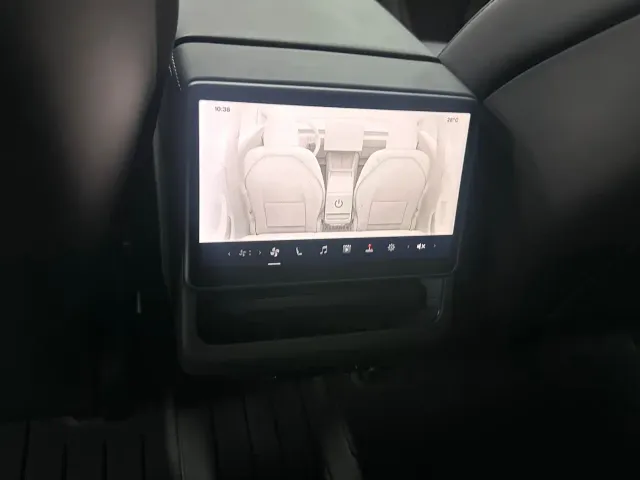 Tesla Model 3 — Фото автомобиля 11