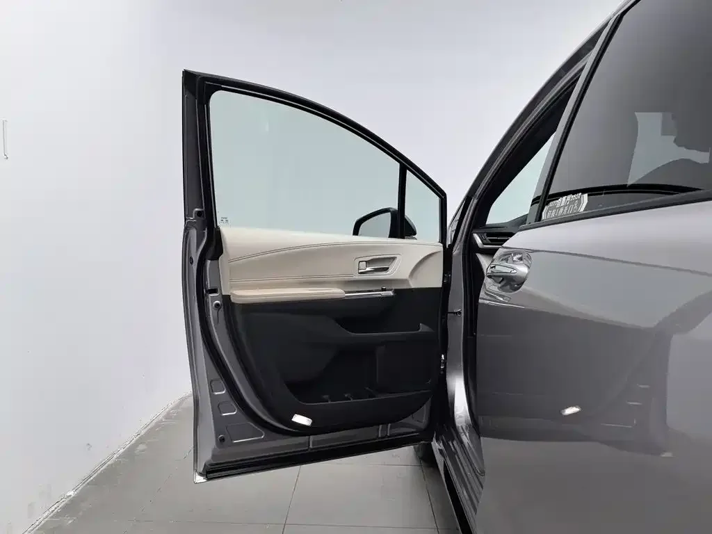 Toyota Toyota Sienna 2021 2.5L Hybrid Ultimate Edition — Фото автомобиля 8