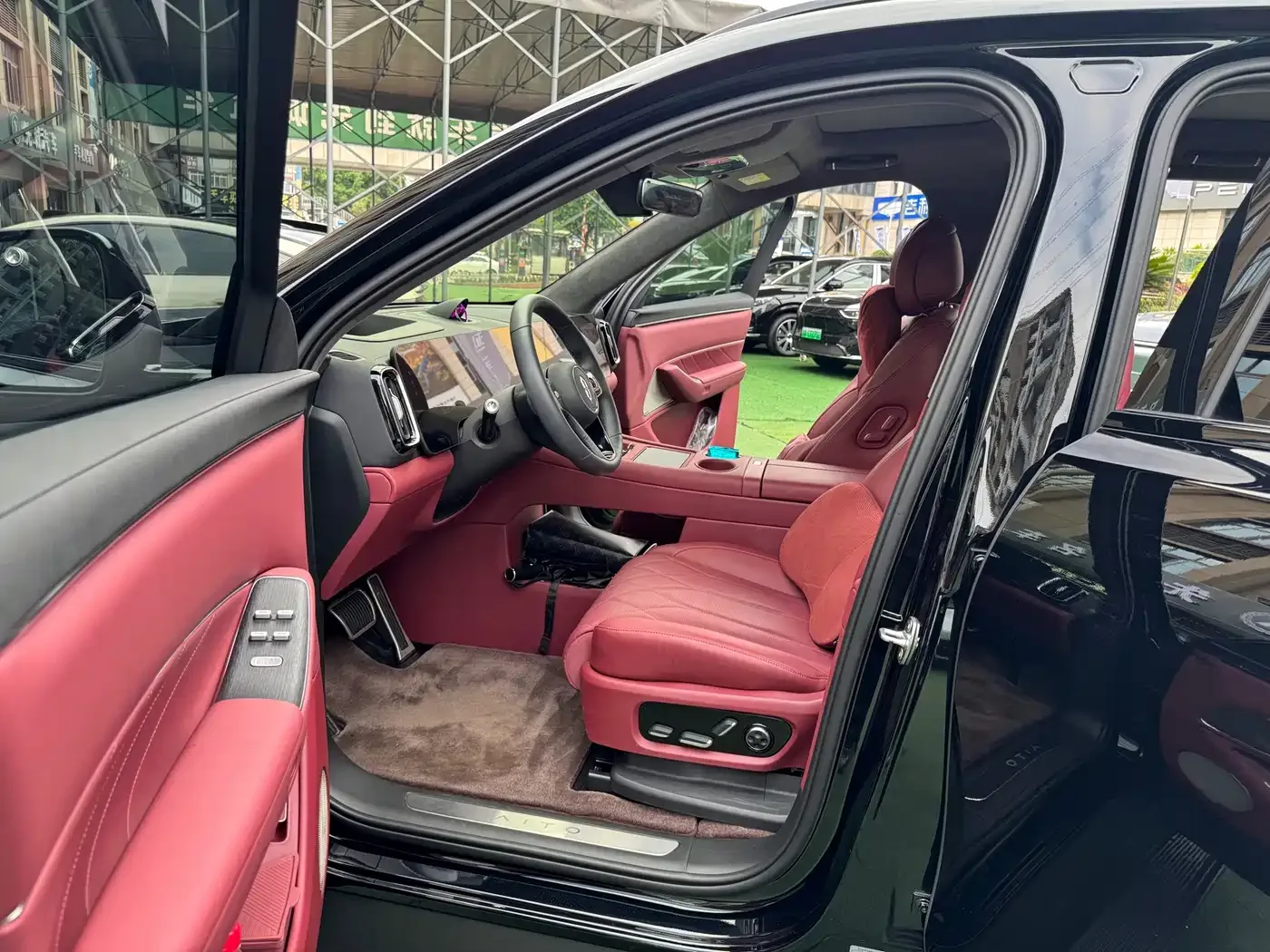 AITO Wenjie AITO M8 2025 Extended Range Ultra 53.4kWh 6-Seater — Фото автомобиля 9
