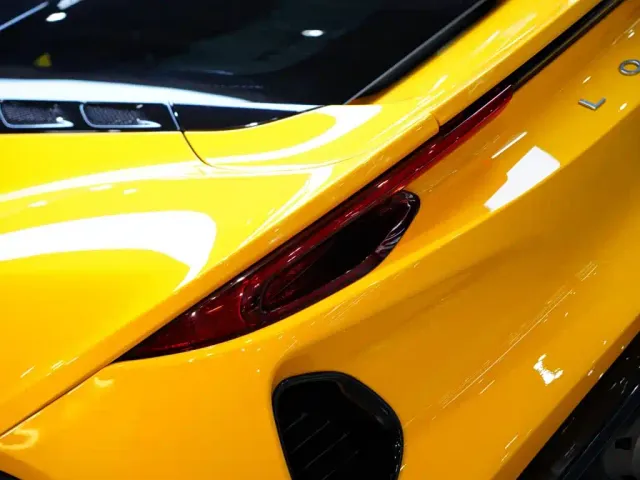 Lotus Emira — Фото автомобиля 12