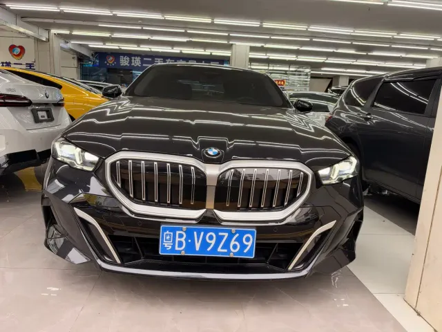 BMW 5 Series — Фото автомобиля 3