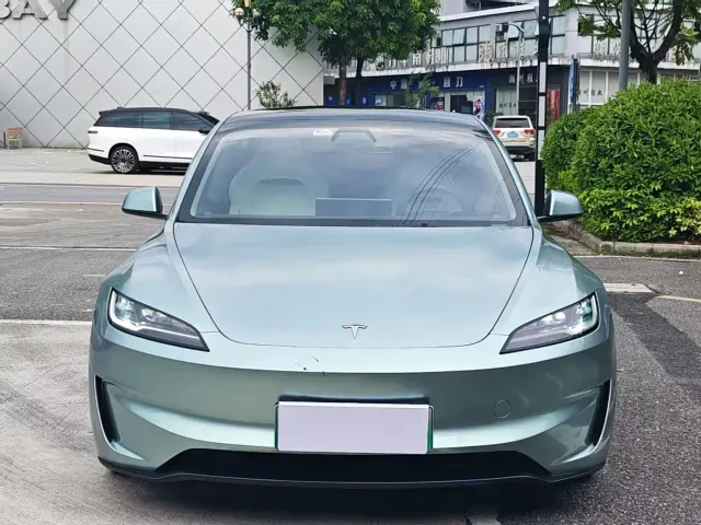 Tesla Model 3 — Фото автомобиля 2