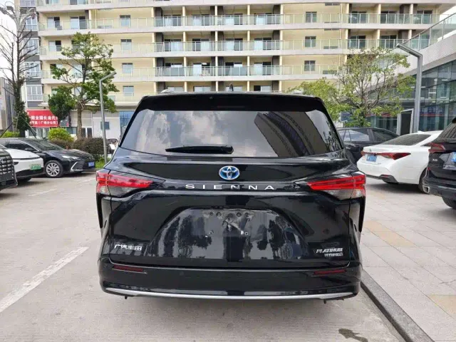 Toyota Sienna — Фото автомобиля 4