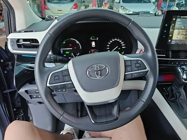 Toyota Sienna — Фото автомобиля 10