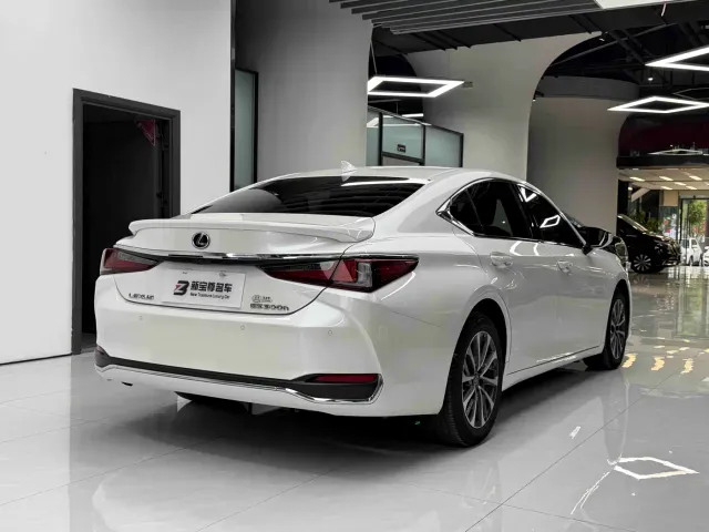 Lexus ES — Фото автомобиля 12