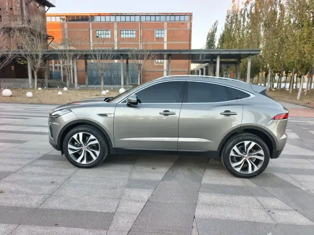 Jaguar E-PACE — Фото автомобиля 8