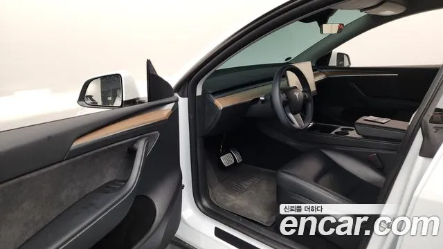 Tesla Model Y — Фото автомобиля 10