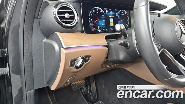 Mercedes-Benz E-Class — Фото автомобиля 25