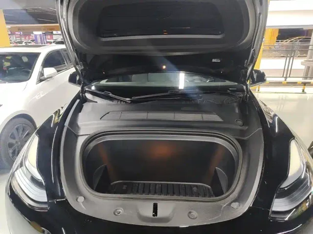 Tesla Model Y — Фото автомобиля 19