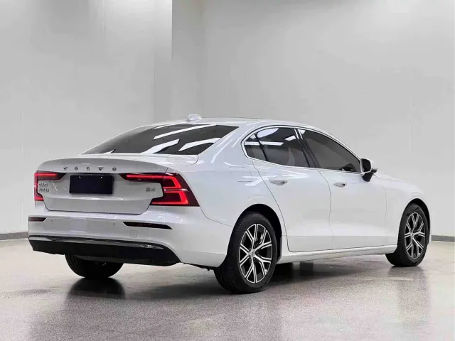 Volvo S60 — Фото автомобиля 30