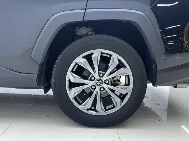 Toyota RAV4 — Фото автомобиля 10