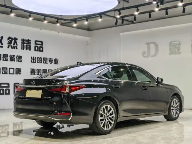 Lexus ES — Фото автомобиля 14