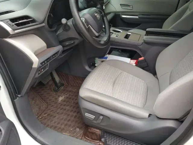 Toyota Sienna — Фото автомобиля 9