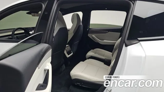 Tesla Model Y — Фото автомобиля 8