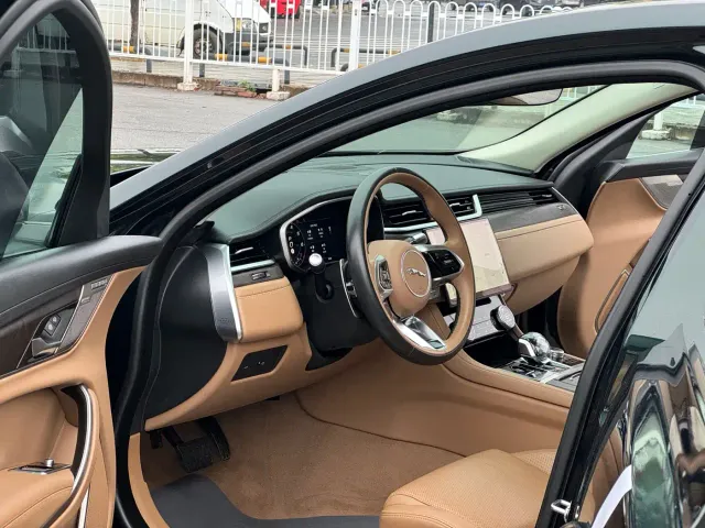 Jaguar XFL — Фото автомобиля 4