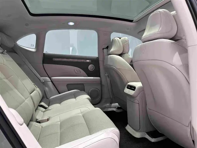 IM Motors LS6 — Фото автомобиля 15