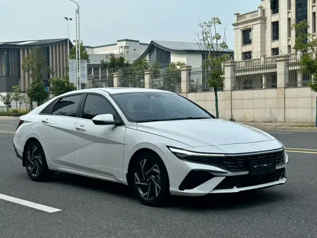 Hyundai Elantra — Фото автомобиля 3