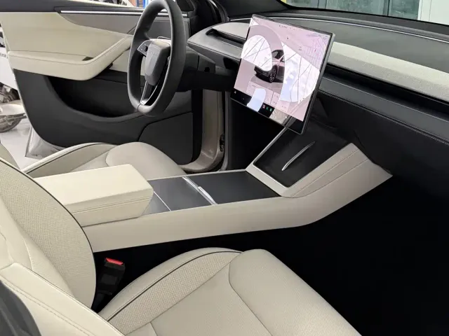 Tesla Model Y L — Фото автомобиля 7
