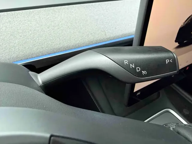 Tesla Model Y — Фото автомобиля 17
