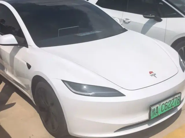 Tesla Model 3 — Фото автомобиля 3