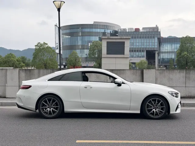 Mercedes-Benz E-Class — Фото автомобиля 4