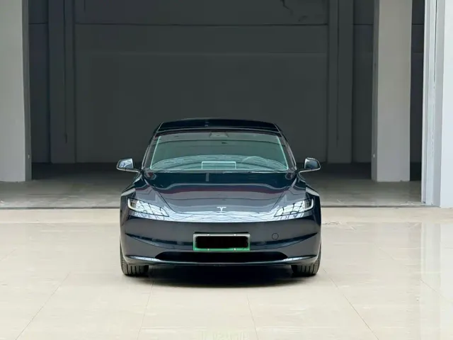 Tesla Model 3 — Фото автомобиля 2