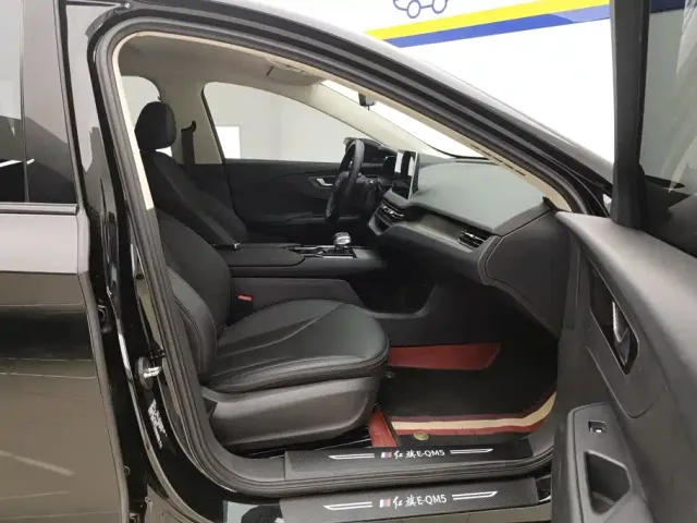 Hongqi Hongqi E-QM5 2024 Model 450km Travel Edition — Фото автомобиля 8