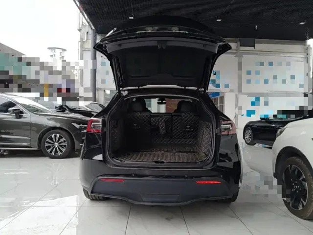Tesla Model Y — Фото автомобиля 18