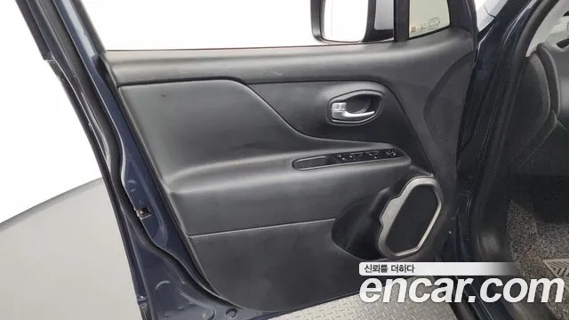 Jeep Renegade — Фото автомобиля 20