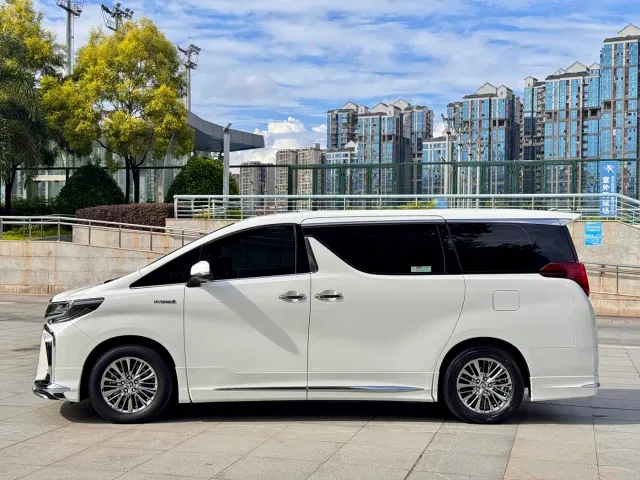 Toyota Alphard — Фото автомобиля 3