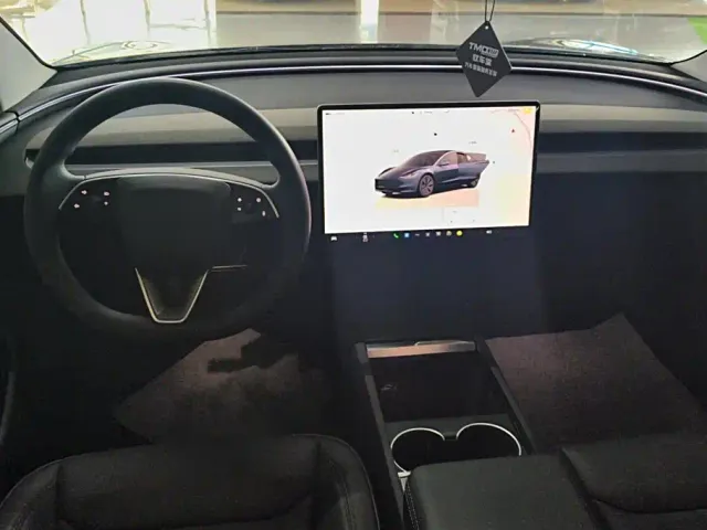Tesla Model 3 — Фото автомобиля 12