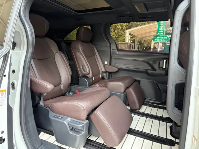 Toyota Sienna — Фото автомобиля 15