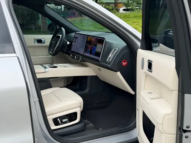 Li Auto L8 — Фото автомобиля 16