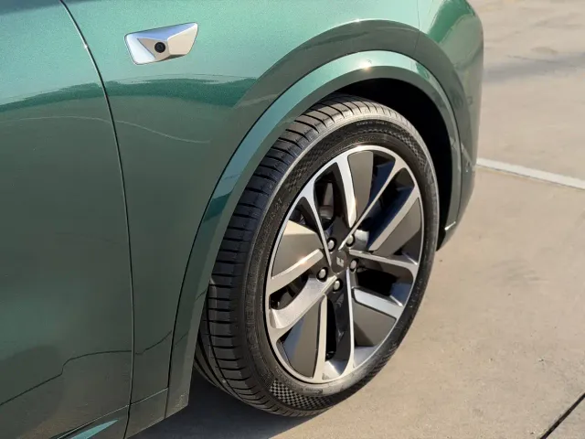 Li Auto L9 — Фото автомобиля 7