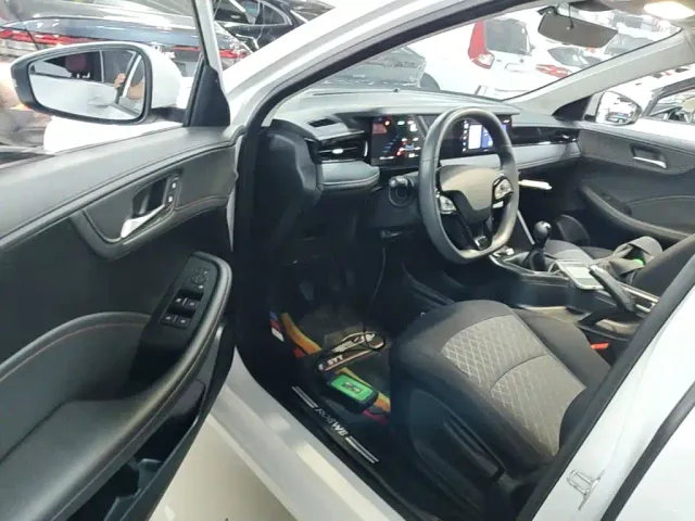 Roewe i5 — Фото автомобиля 15