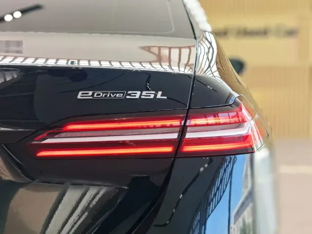 BMW i5 — Фото автомобиля 11