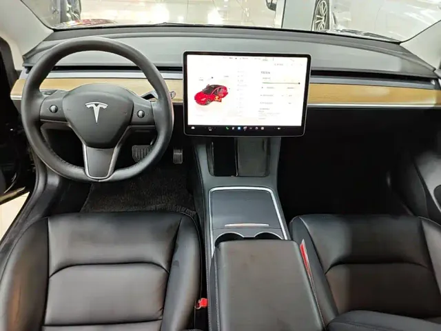 Tesla Model 3 — Фото автомобиля 9