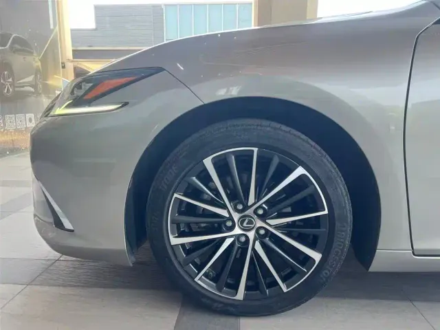 Lexus ES — Фото автомобиля 5