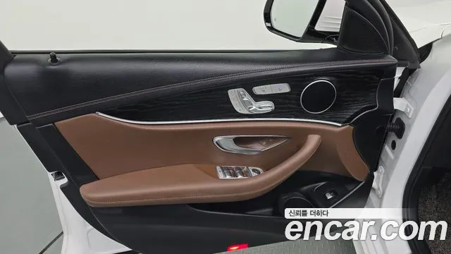 Mercedes-Benz E-Class — Фото автомобиля 21
