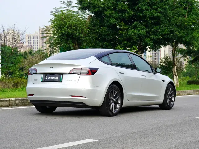 Tesla Model 3 — Фото автомобиля 4