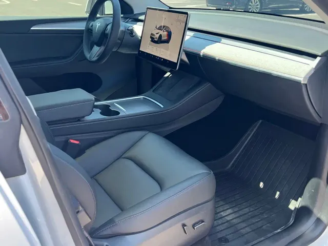 Tesla Model Y — Фото автомобиля 6