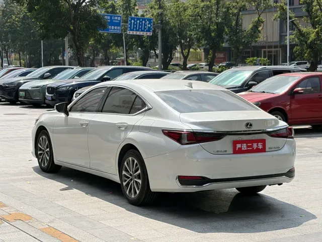 Lexus ES — Фото автомобиля 9