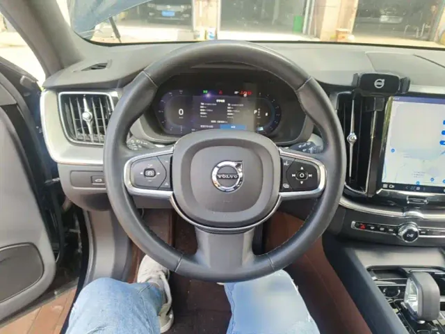 Volvo XC60 — Фото автомобиля 6