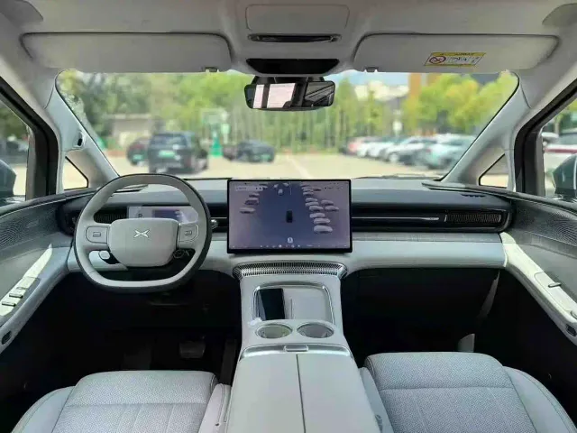 Xpeng X9 — Фото автомобиля 4