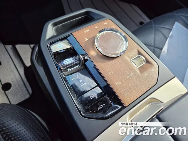 BMW iX — Фото автомобиля 12