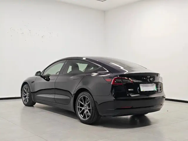 Tesla Model 3 — Фото автомобиля 4