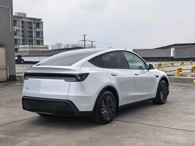 Tesla Model Y — Фото автомобиля 6
